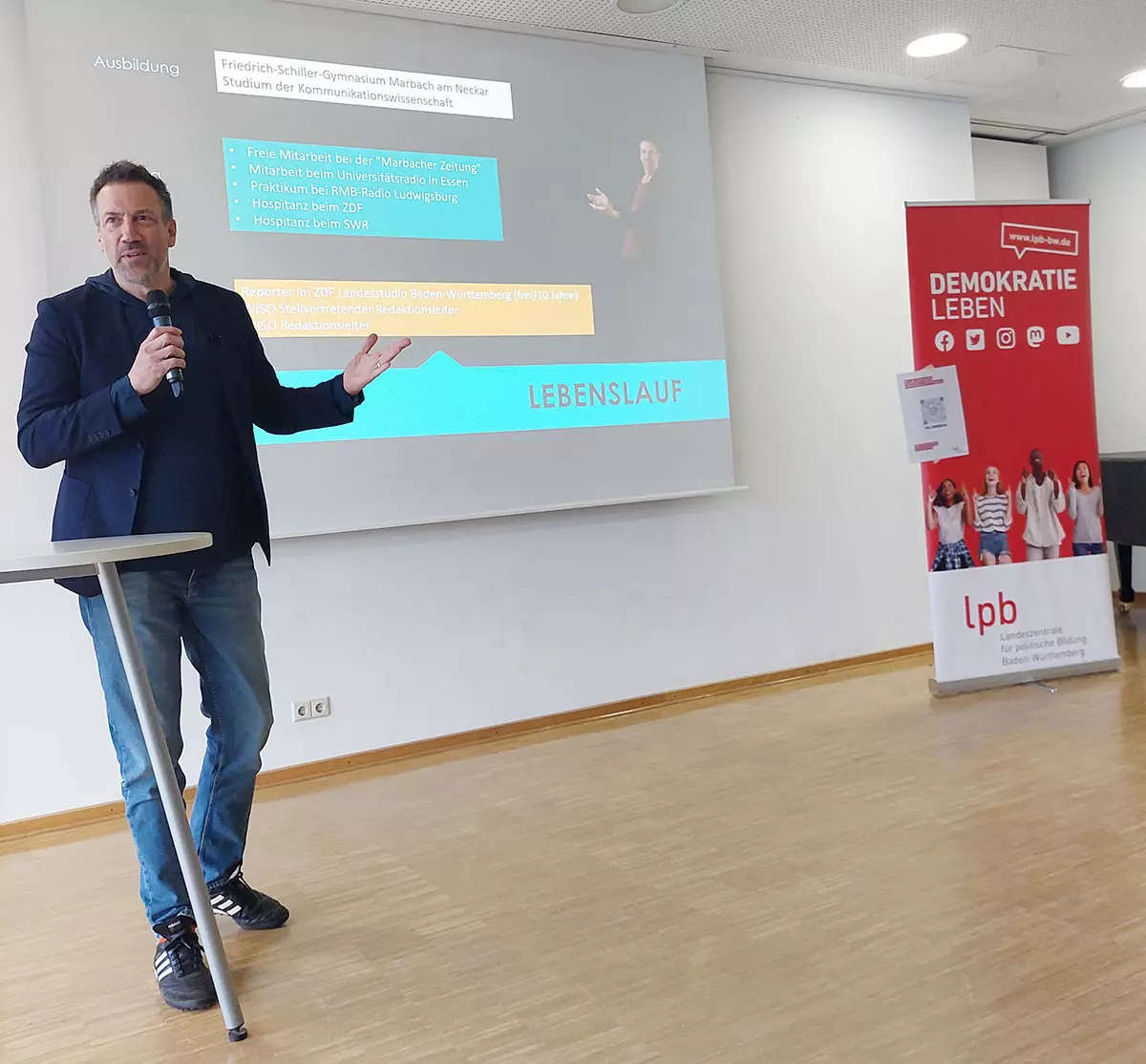 ZDF-Journalist Marcus Niehaves stellt seinen Lebenslauf vor. (Foto: LpB)