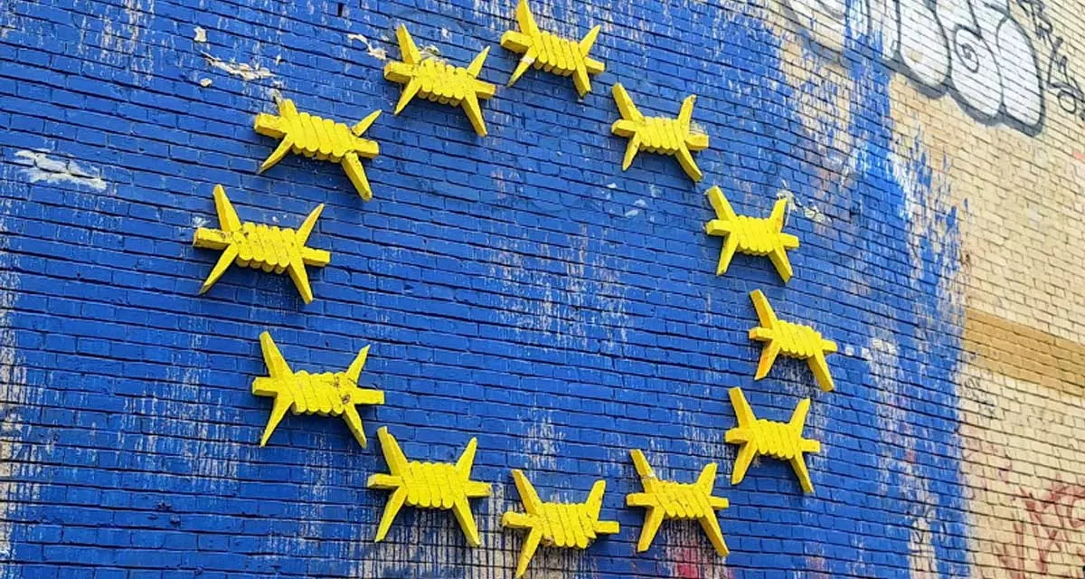 Europa-Flagge. Sterne aus Stacheldraht. Foto: LpB | Nico Oesterwind