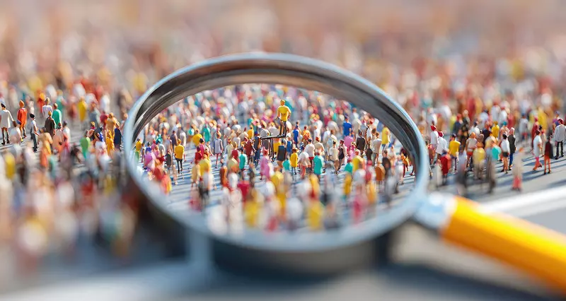 Nach der Wahl. Symbolbild: Menschenmenge wird mit Lupe analysiert. Foto: Adobe Stock | Fathimah, KI-Generiert