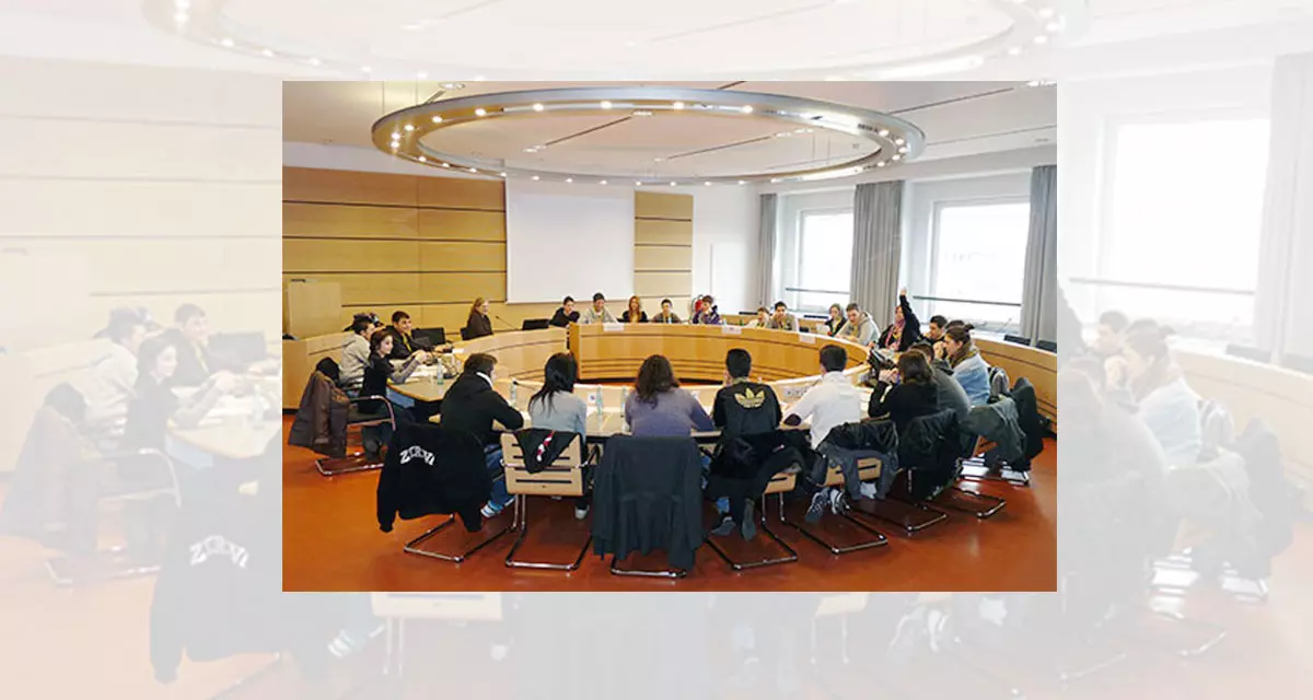 Kommunalplanspiel HS-Ostheim: Sitzung im Rathaussaal. Foto:LpB 