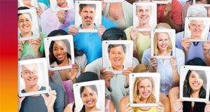 Gesichter von Menschen in deren Tablet. Foto: © Rawpixel, stock.adobe.com, 338745284