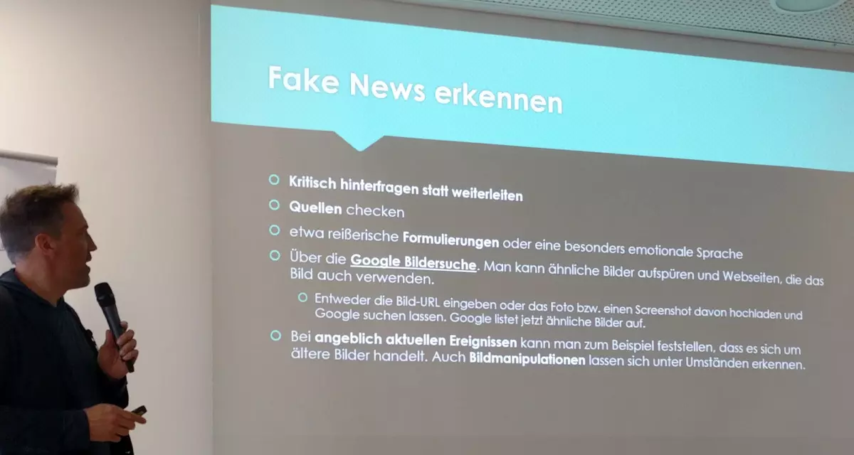 ZDF-Journalist Marcus Niehaves zu Besuch im Beruflichen Schulzentrum Bietigheim-Bissingen. Schülermedientage 2024. Foto: LpB