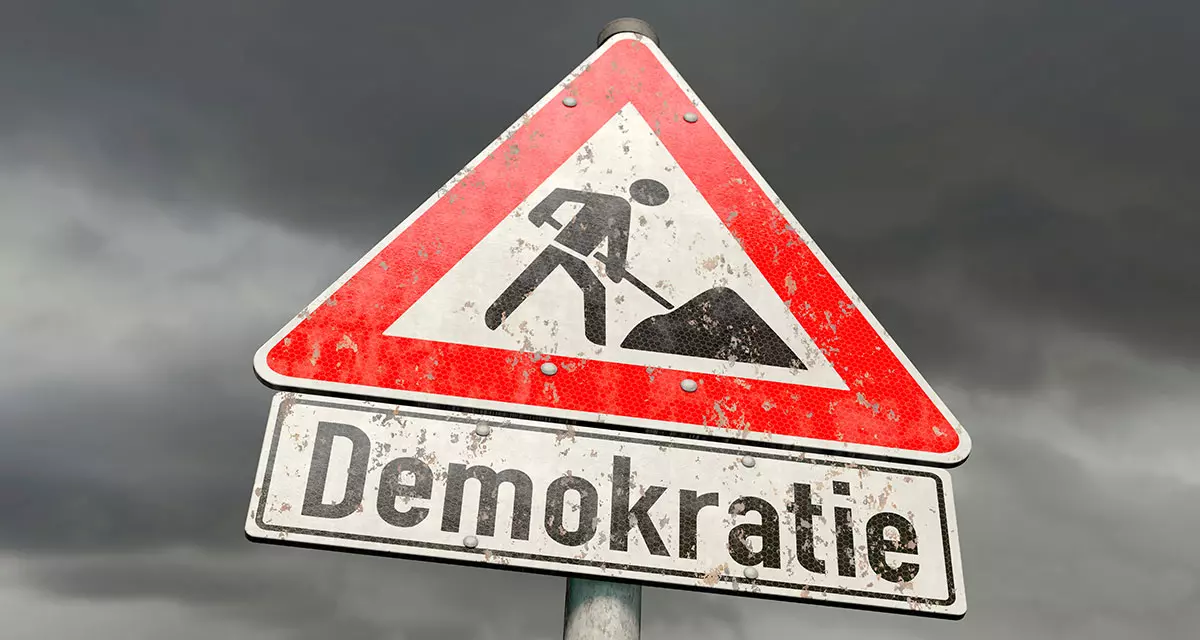 Baustellenschild Demokratie. Foto: Adobe Stock | Oliver Boehmer, bluedesign®