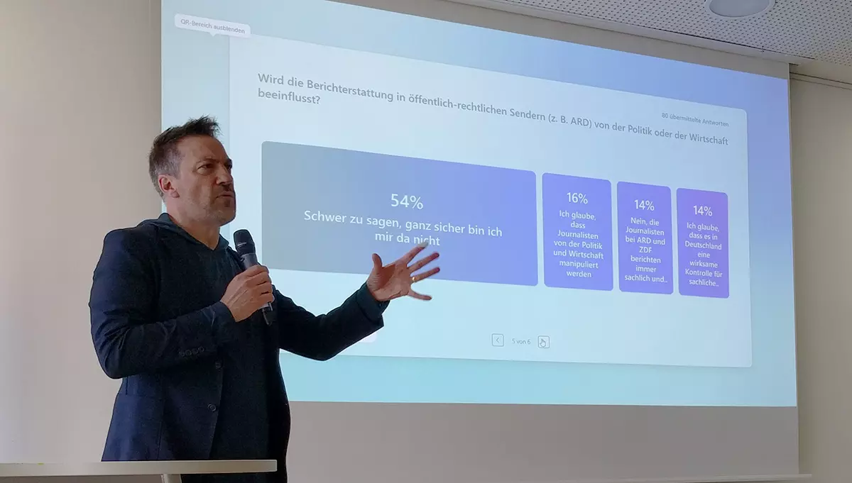 ZDF-Journalist Marcus Niehaves Folie: Beeinflussung der öffentliche-rechtlichen Sender durch Wirtschaft und Politik? (Foto: LpB)