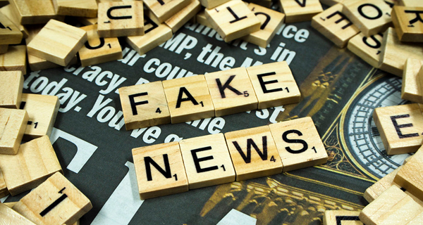 Fake News - Scabble Tiles. Foto: Flickr.com | Journolink Journolink (www.journolink.com)| Linzenz CC BY 2.0 (https://creativecommons.org/licenses/by/2.0/deed.de) 