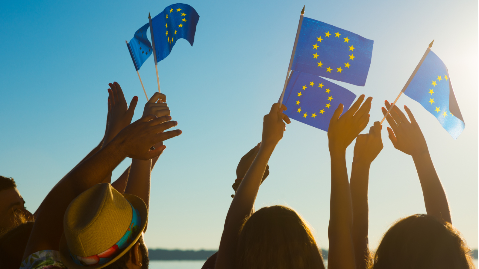 Symbolbild Europa. Europa Flagge Haende / Quelle: Adobe Stock | 94854944 | DenisProduction.com Symbolbild Europa. Europa Flagge Haende